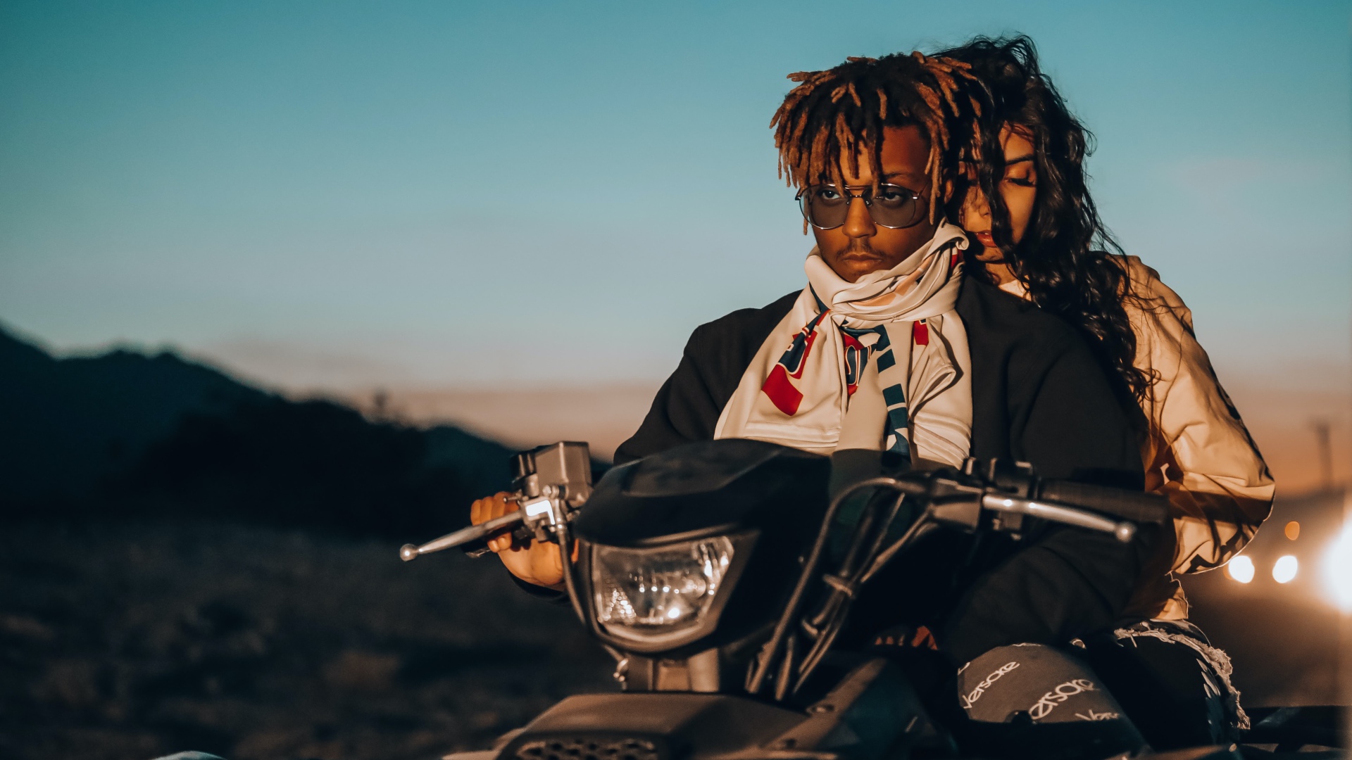 Рэпер Juice WRLD с девушкой на квадроцикле