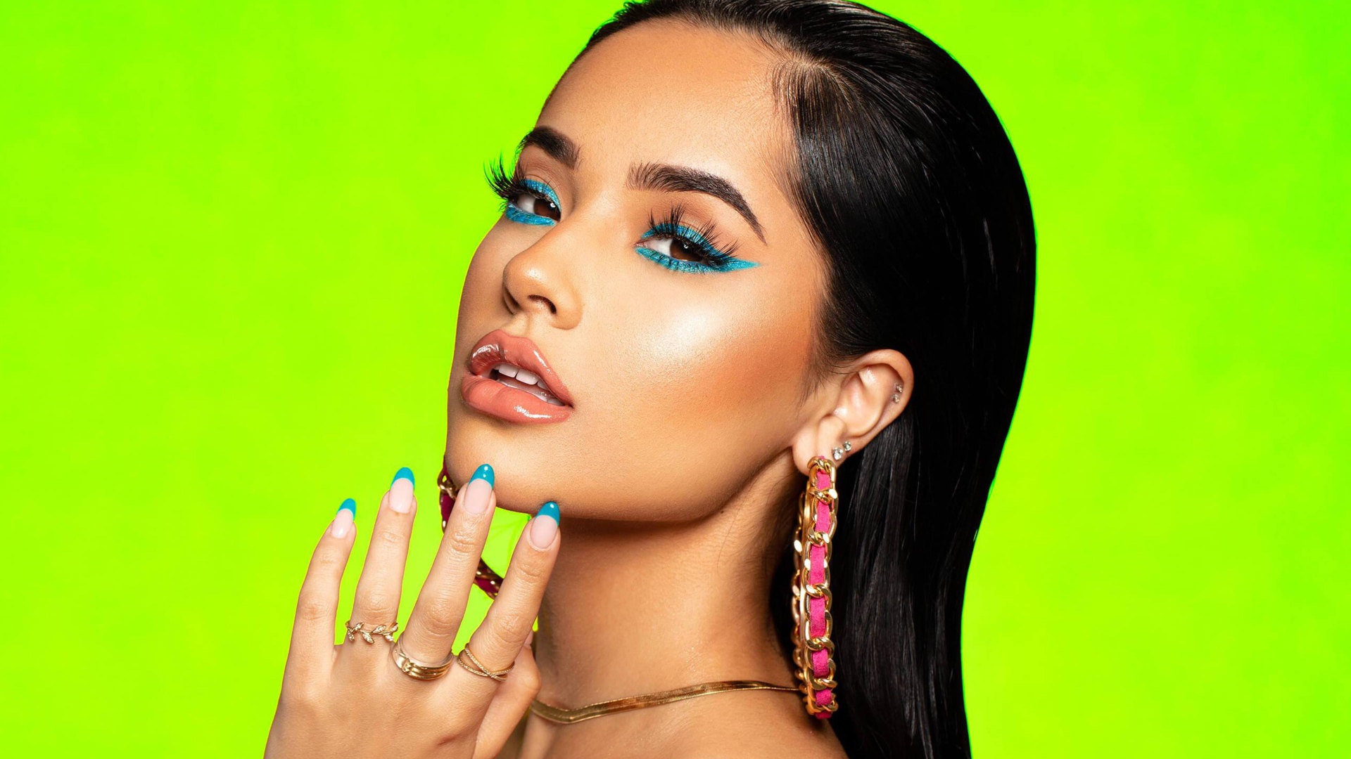 Певица Бекки Джи с ярким макияжем