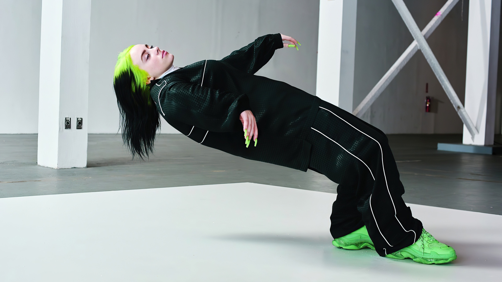 Певица Билли Айлиш в черном спортивном костюме 