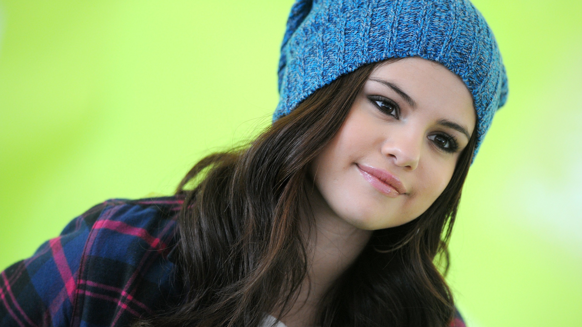 Певица Селена Гомез в вязаной шапке