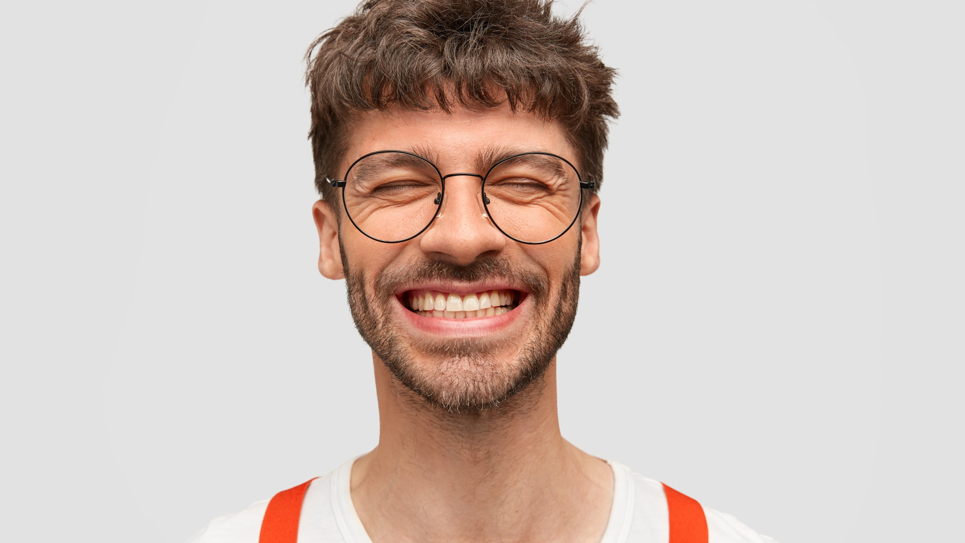 Улыбающийся бородатый мужчина в очках 