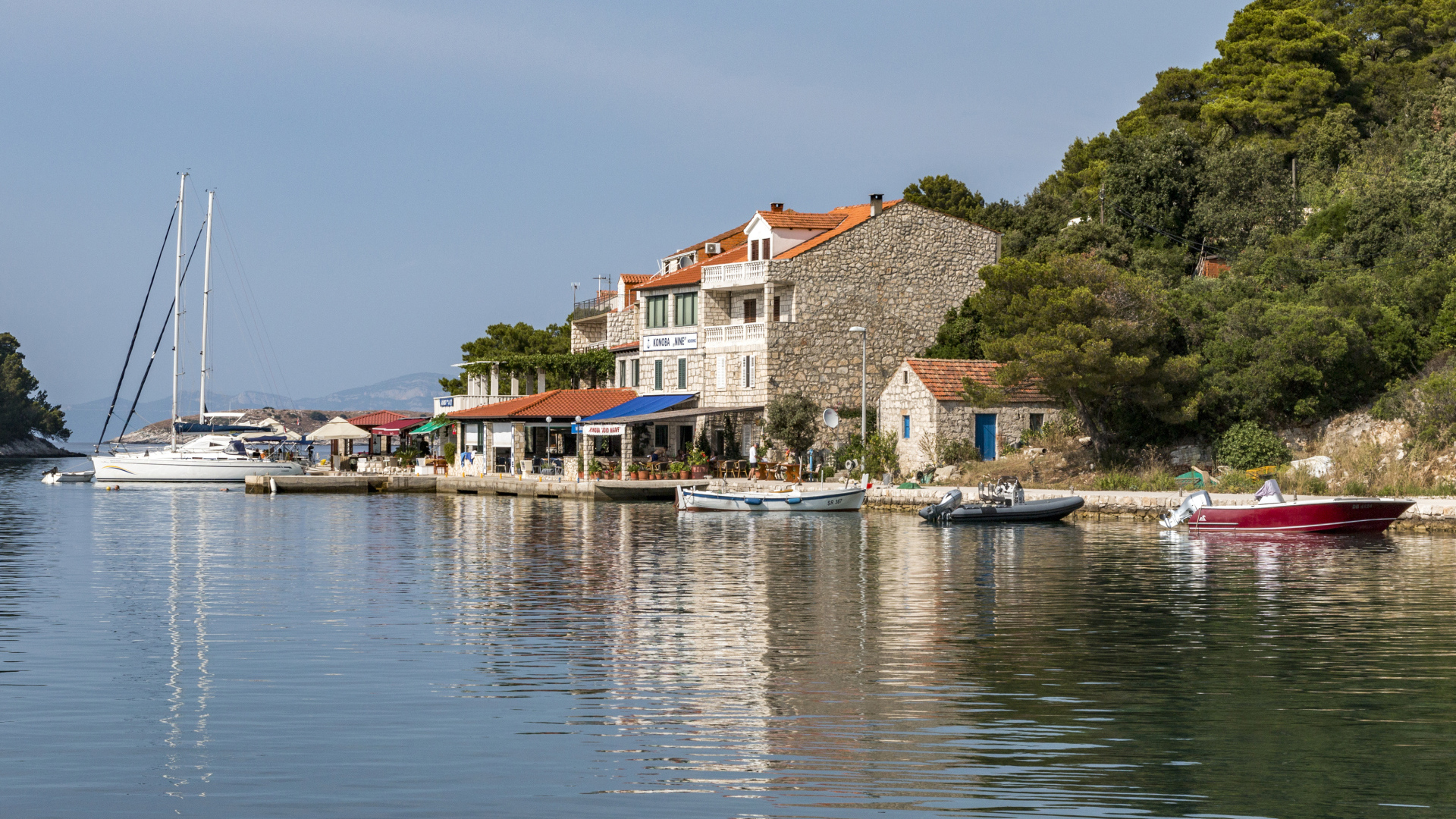 Дома на берегу залива под голубым небом