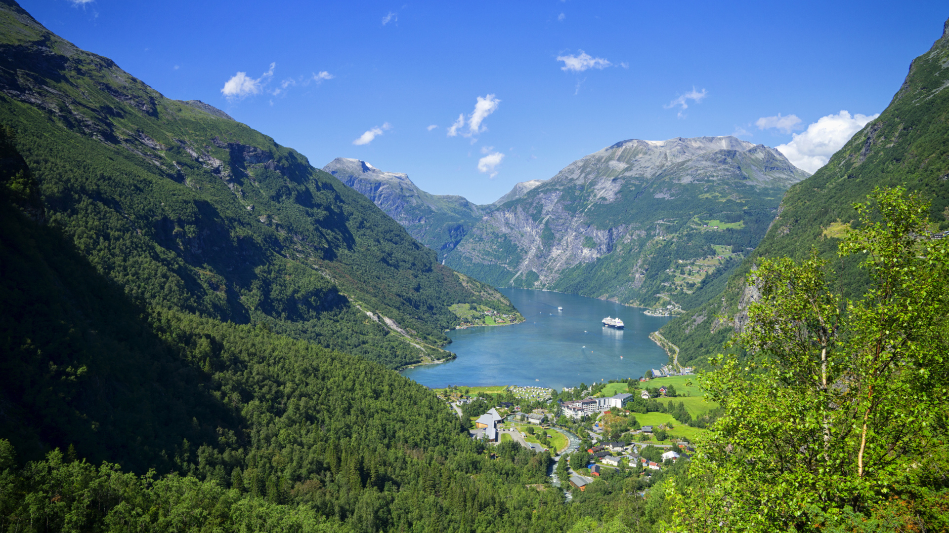 Норвежский фьорд в покрытых зеленью горах 