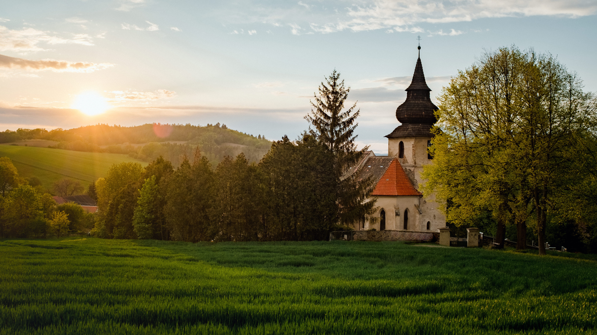 Старая церковь в парке ясным солнечным днем летом
