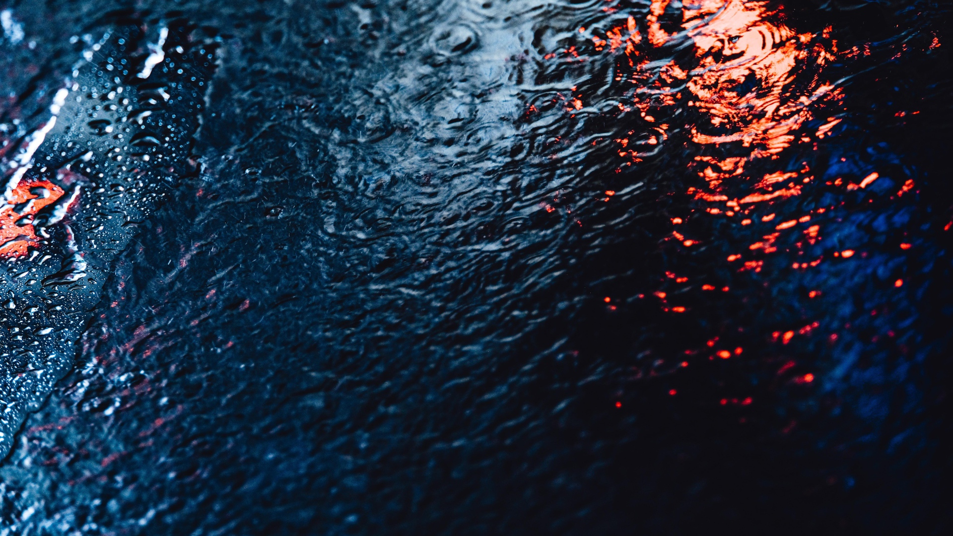 Мокрый асфальт во время дождя 