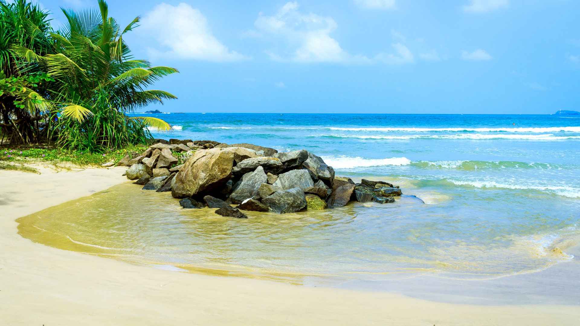 Много камней на берегу тропического пляжа летом