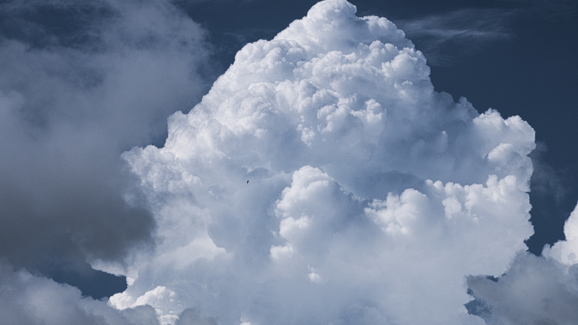 Большое белое облако в небе крупным планом