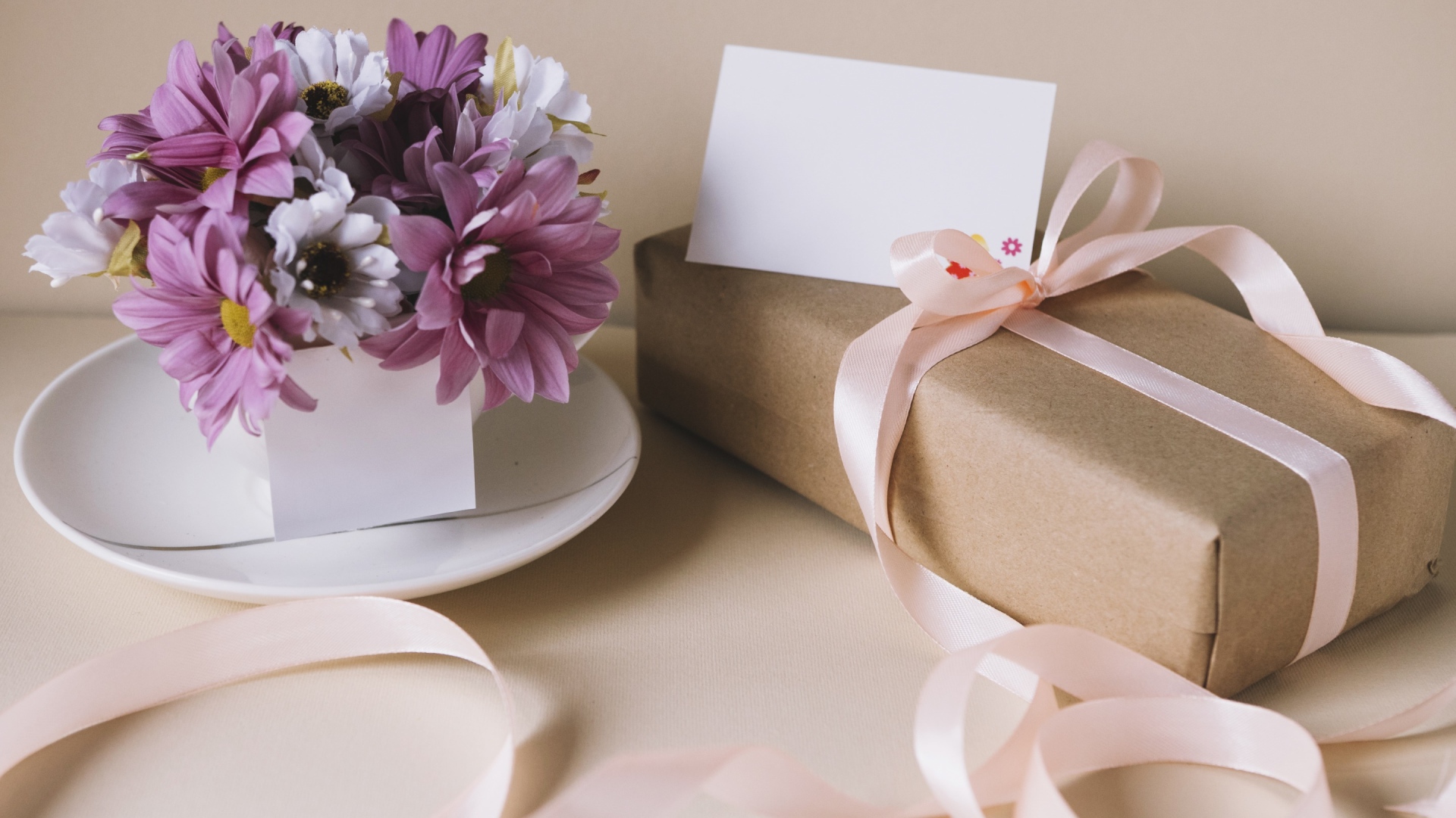 Букет хризантем на столе с подарком для любимой 