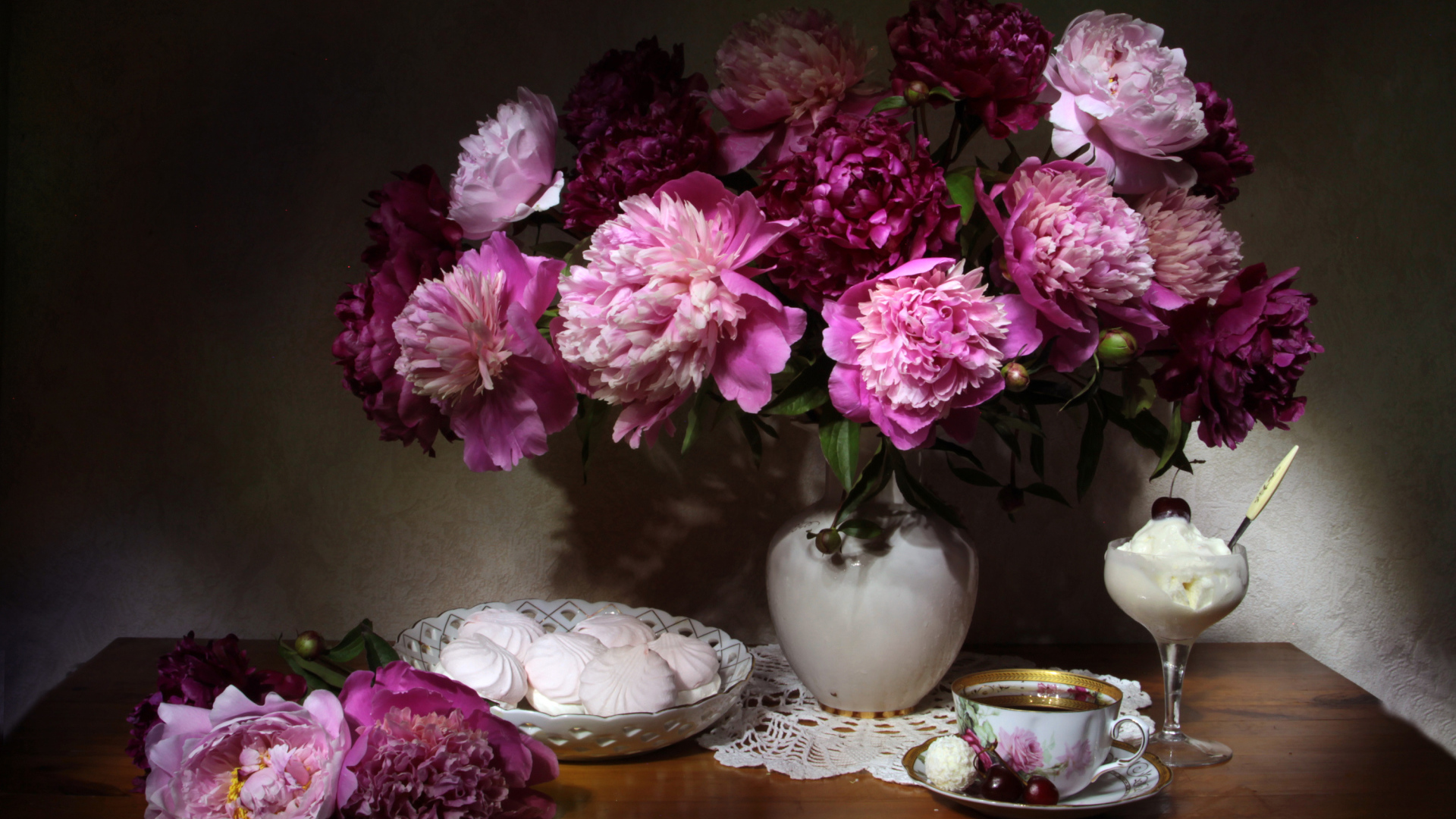 Красивый букет пионов в вазе на столе с зефиром