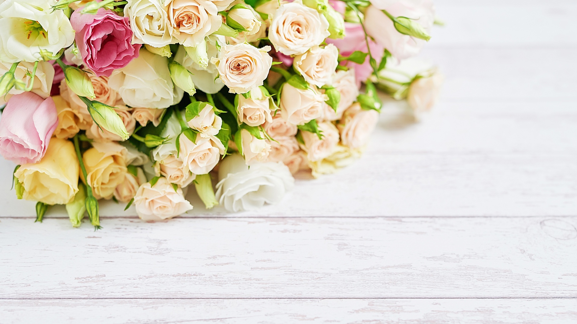 Красивый большой букет роз на белом столе