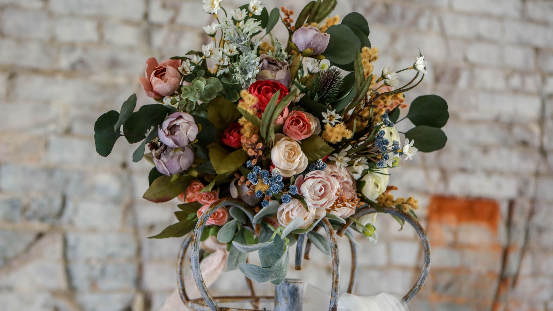 Большой красивый букет на фоне кирпичной стены 