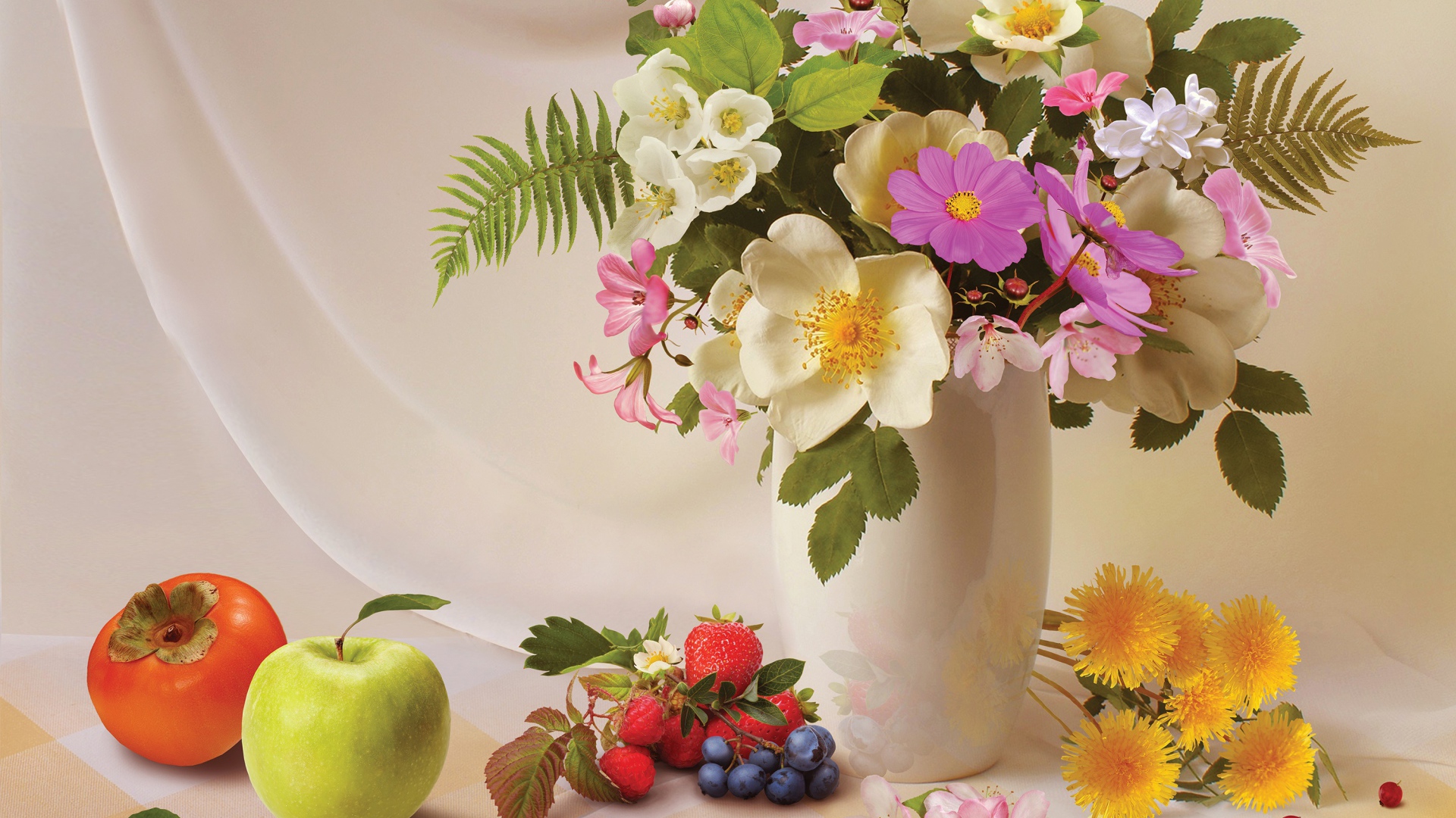 Букет в вазе на столе с фруктами и ягодами