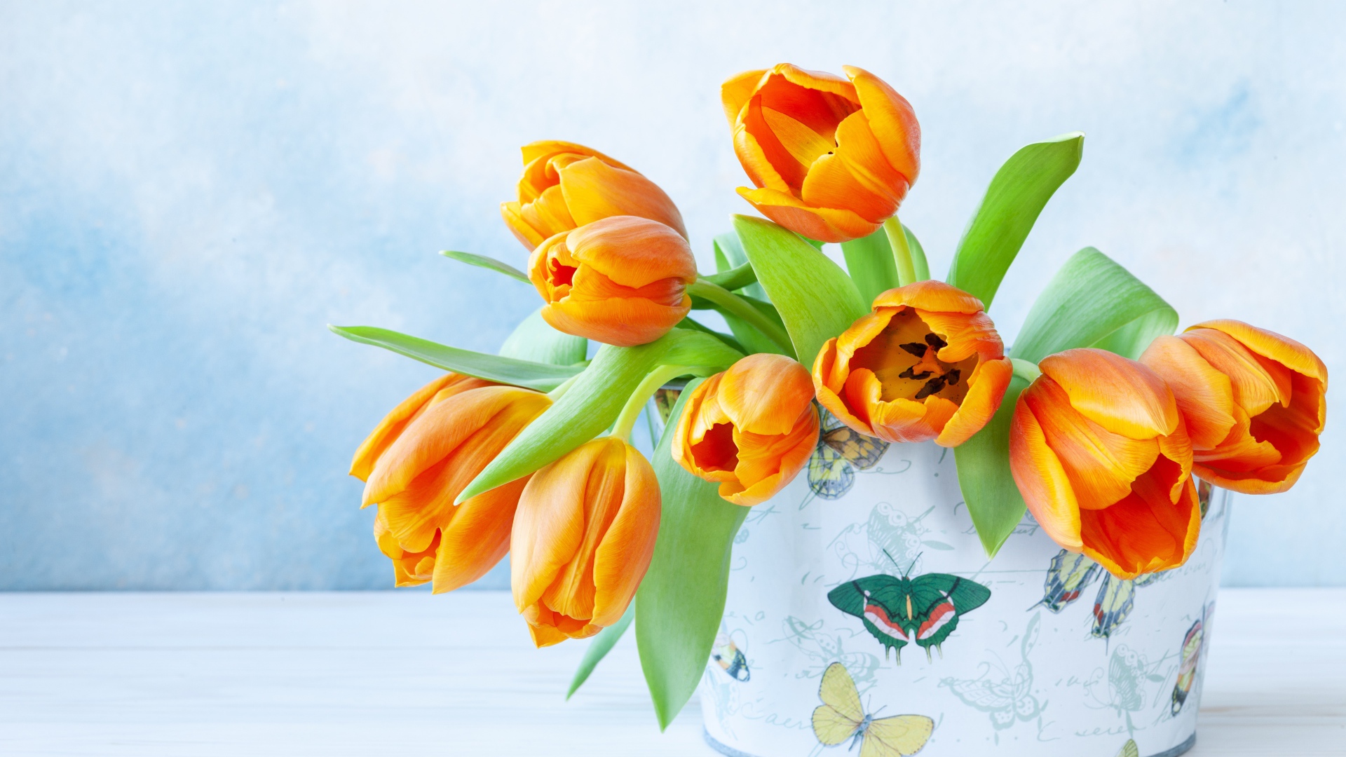 Букет оранжевых тюльпанов в вазе 