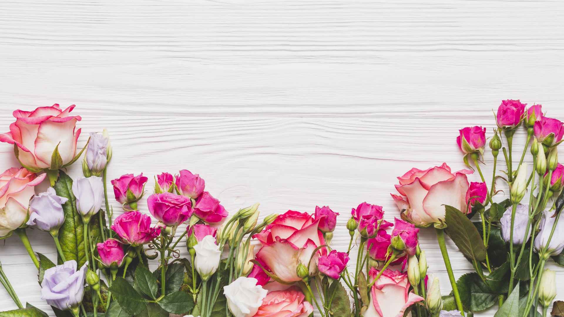 Букет розовых роз на белом столе 