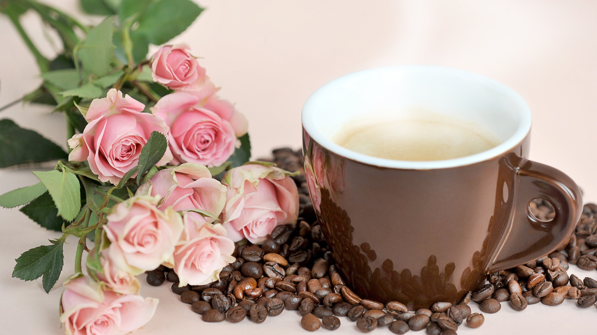 Букет розовых роз с чашкой кофе и зернами