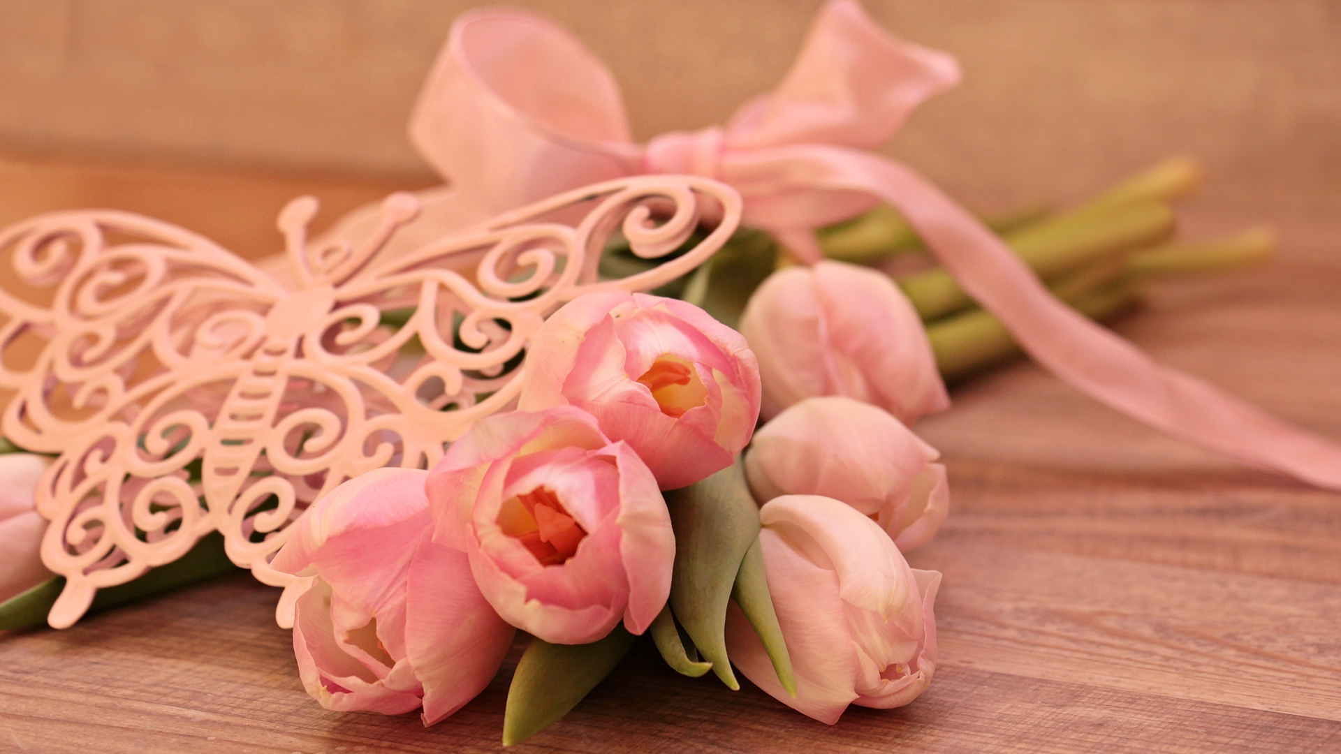 Букет розовых тюльпанов с лентой и бабочкой