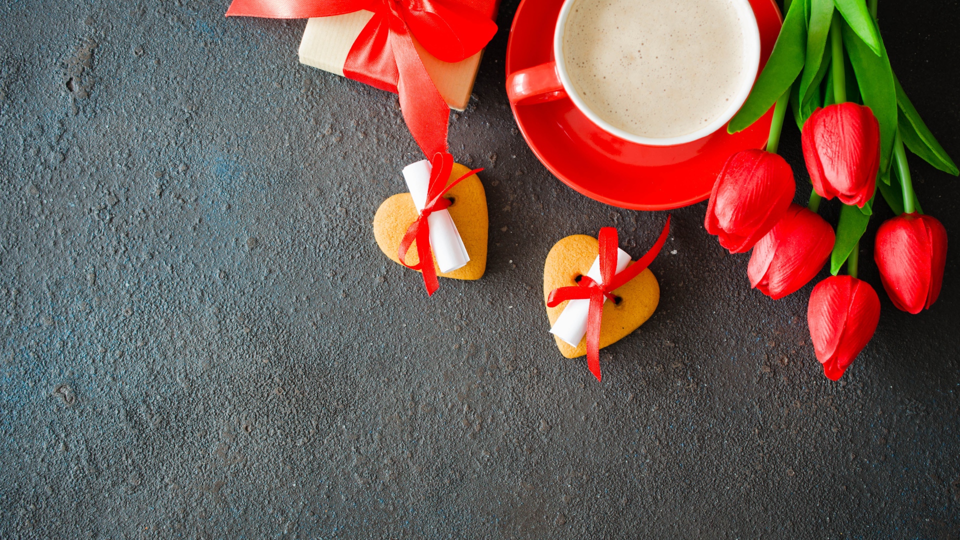 Букет красных тюльпанов, подарок, печенье и кофе для любимой 