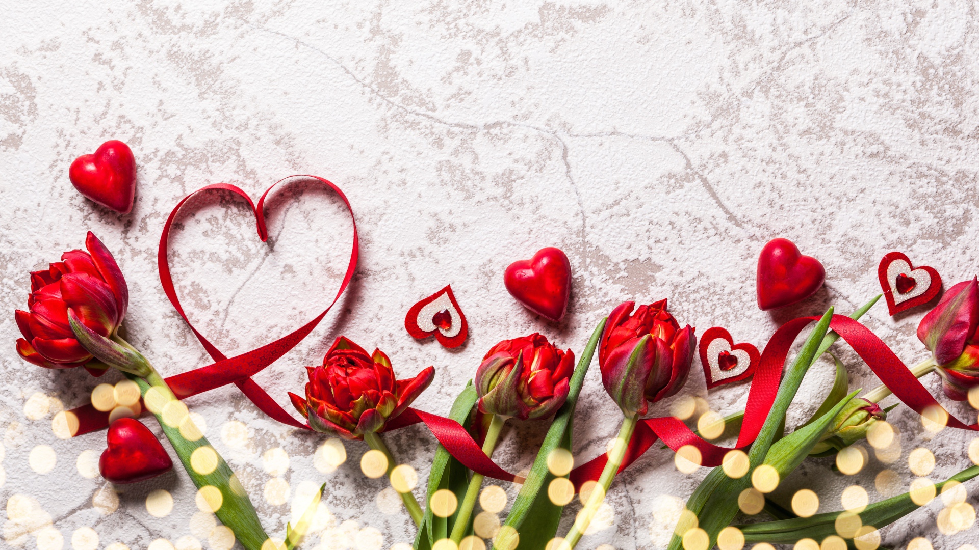 Букет красных тюльпанов с сердечками на сером фоне