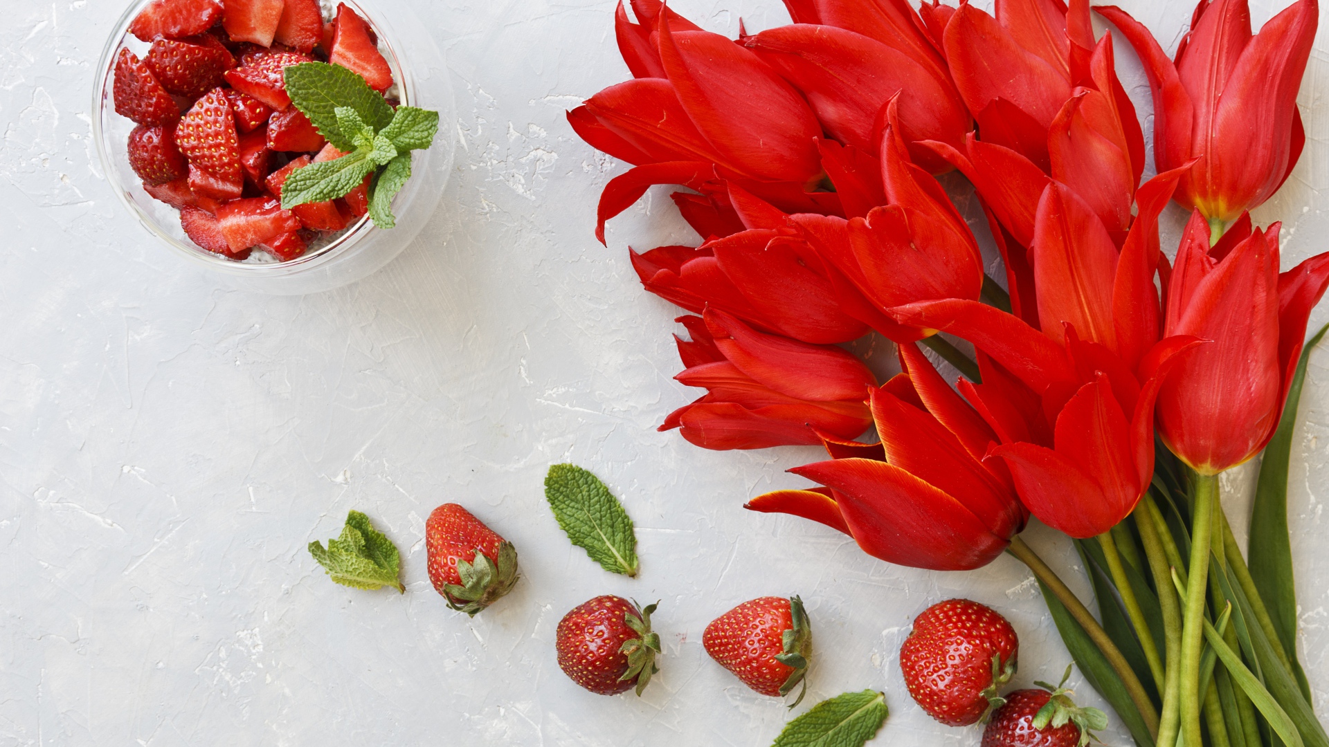 Букет красных тюльпанов с ягодами клубники 