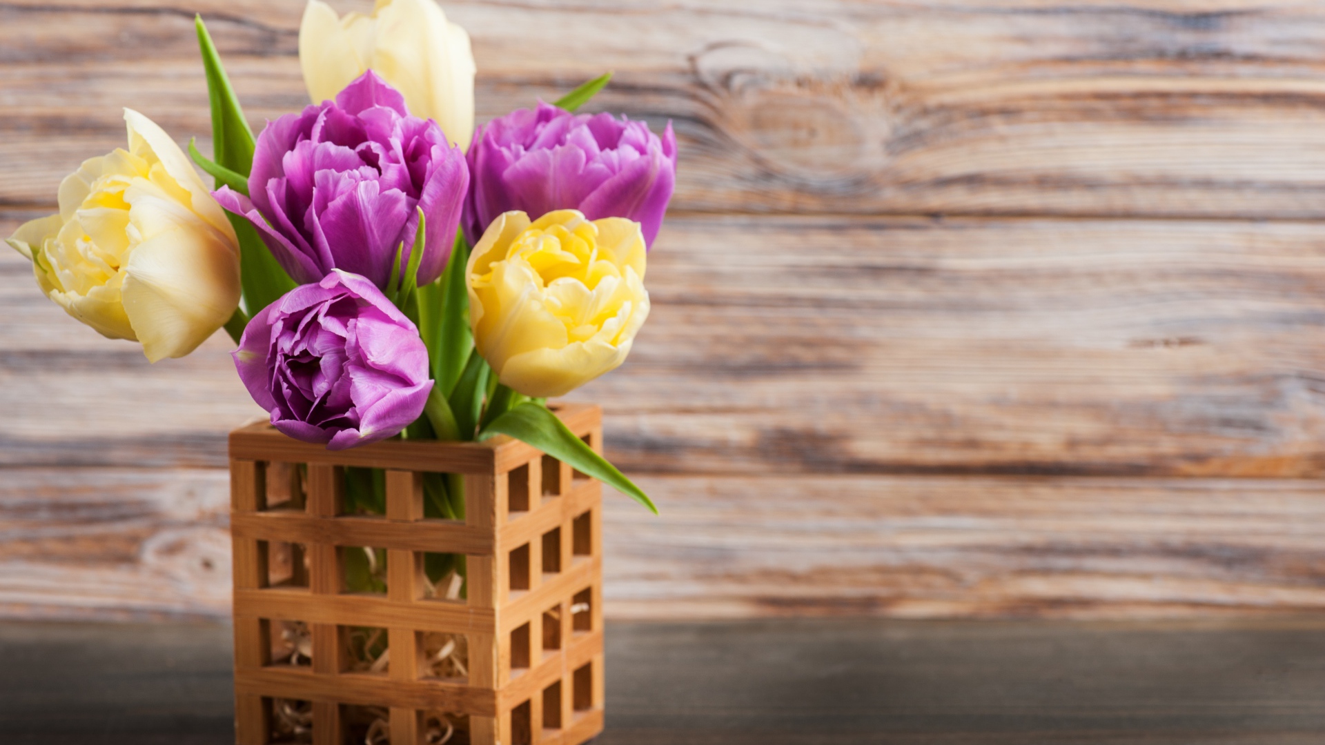 Букет желтых и сиреневых тюльпанов в вазе 