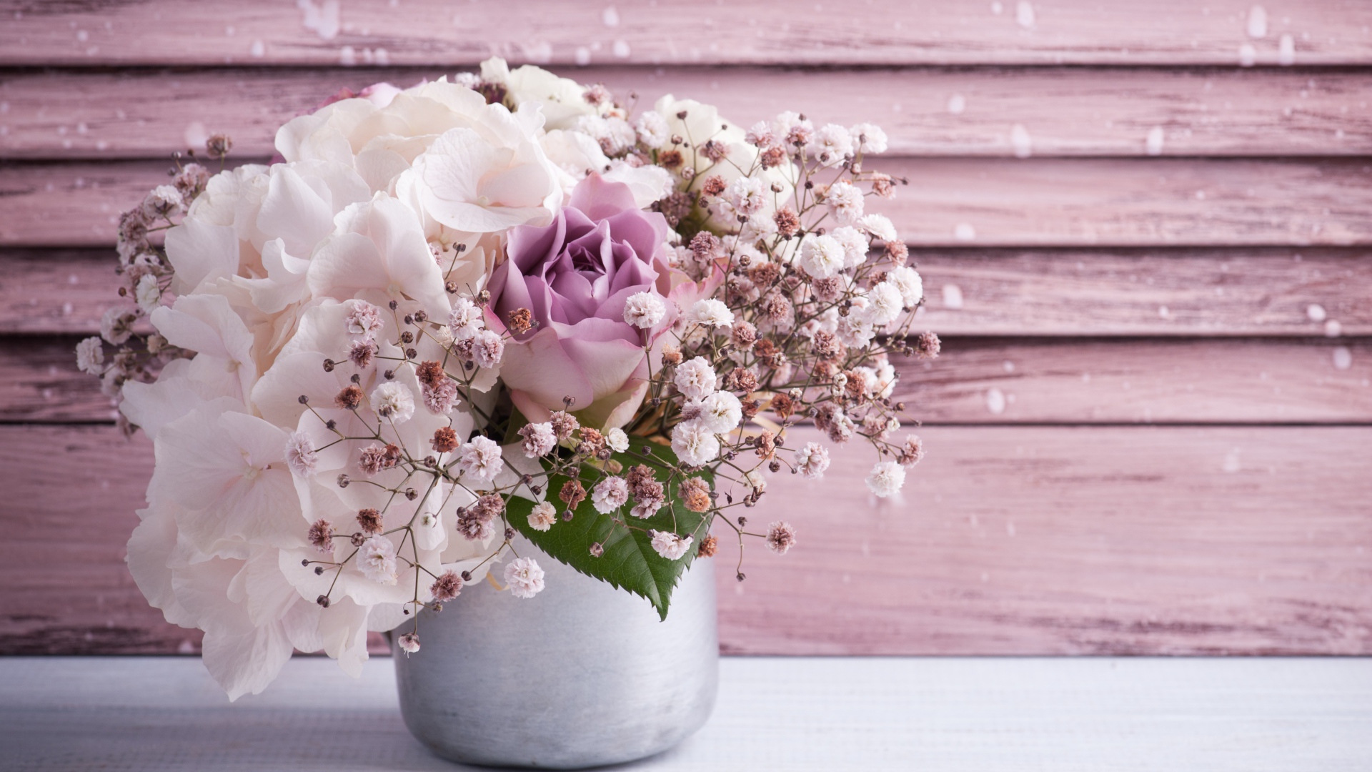 Букет с цветами флоксы и розы в вазе на столе 