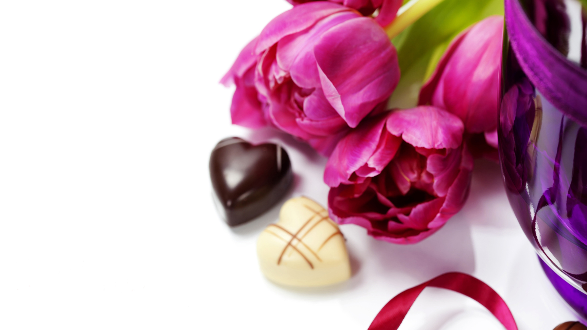 Тюльпаны на белом фоне с шоколадными конфетами