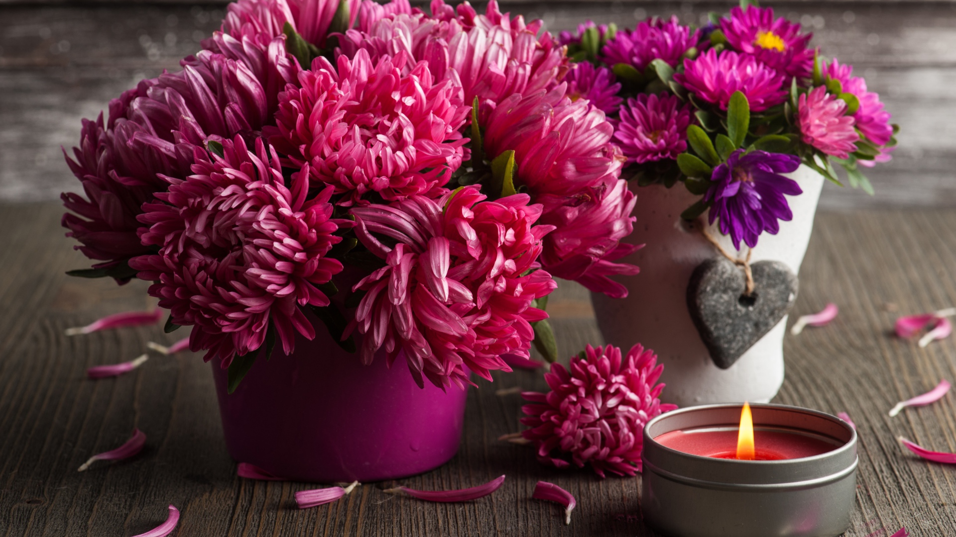 Два красивых букета цветов астры со свечой