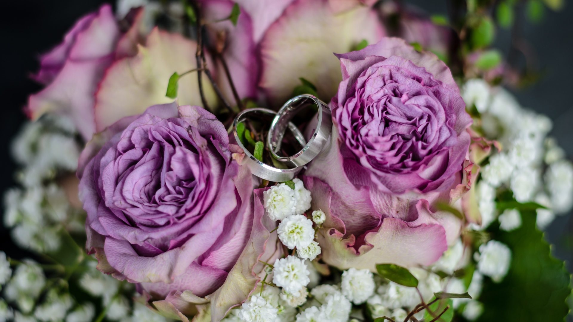 Два серебряных кольца с букетом