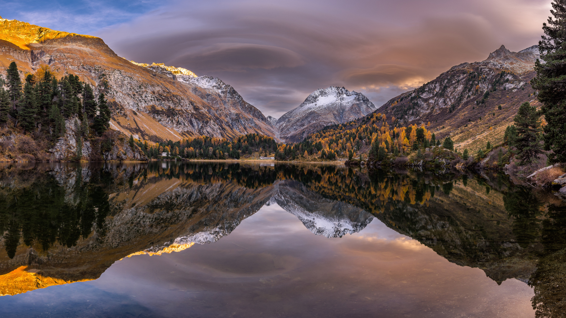 Горы отражаются в озере осенним днем