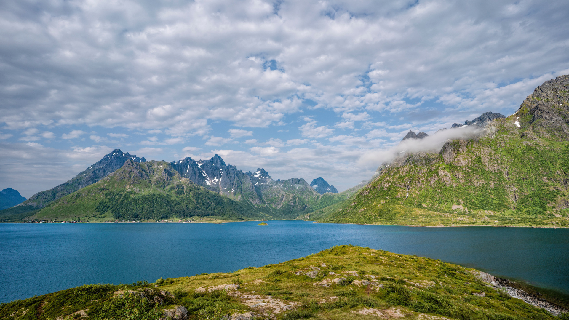 Горы под белыми облаками, Лофотенские острова