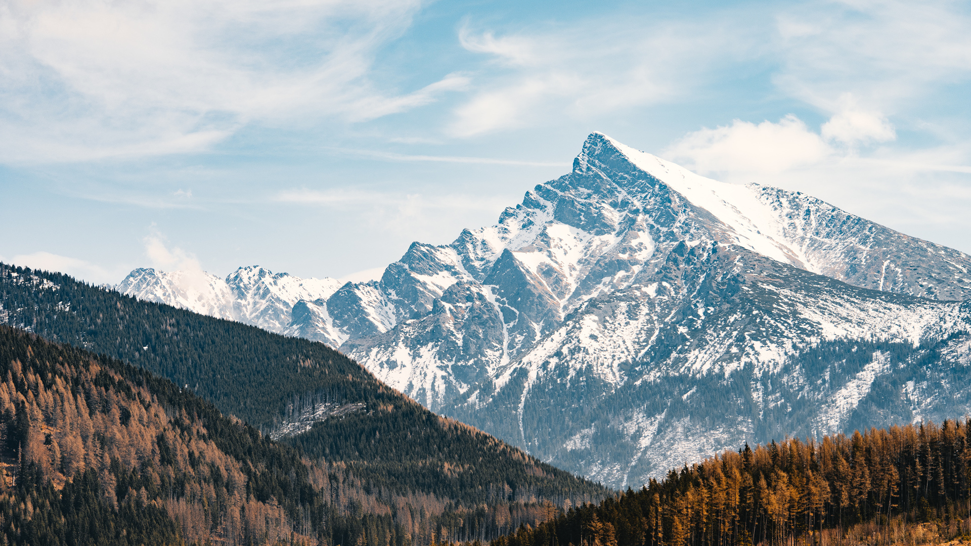 Заснеженная гора под голубым небом, Словакия 
