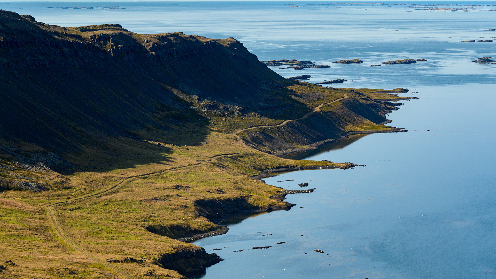 Вид на покрытые солнцем утесы у океана 
