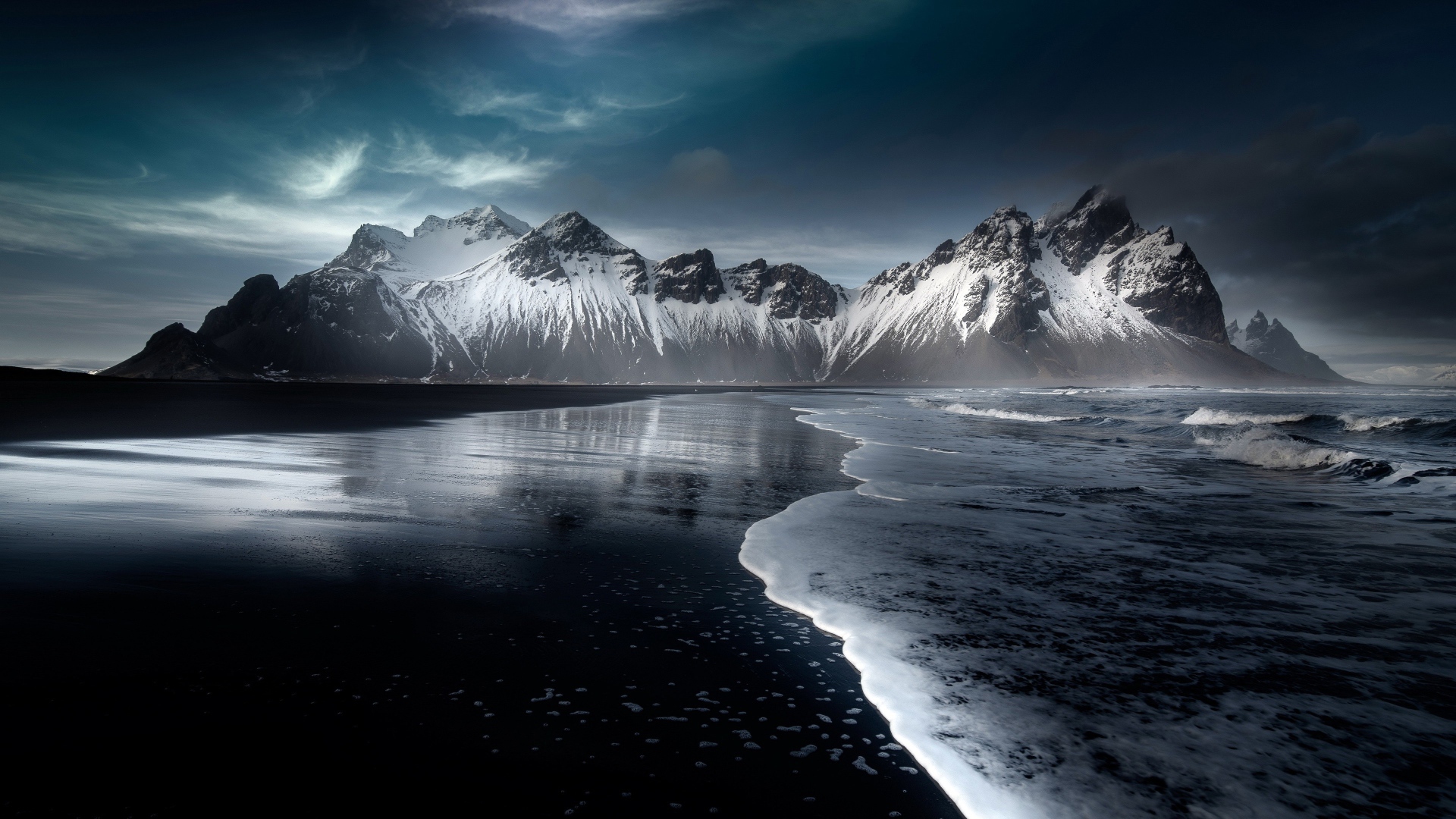 Белые волны океана у заснеженных гор, Исландия