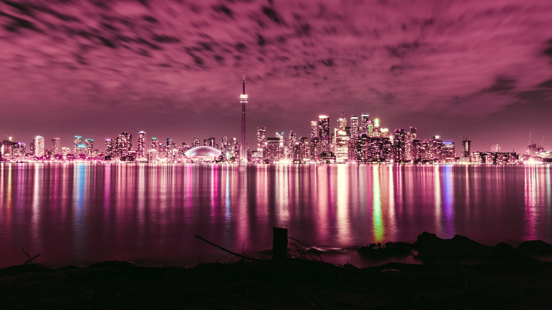 Ночной город под голубым небом отражается в воде 