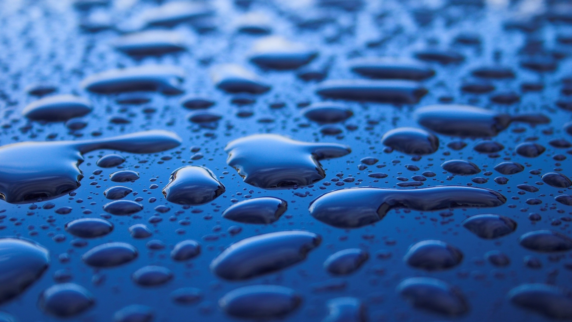 Капли дождя на черном поверхности 