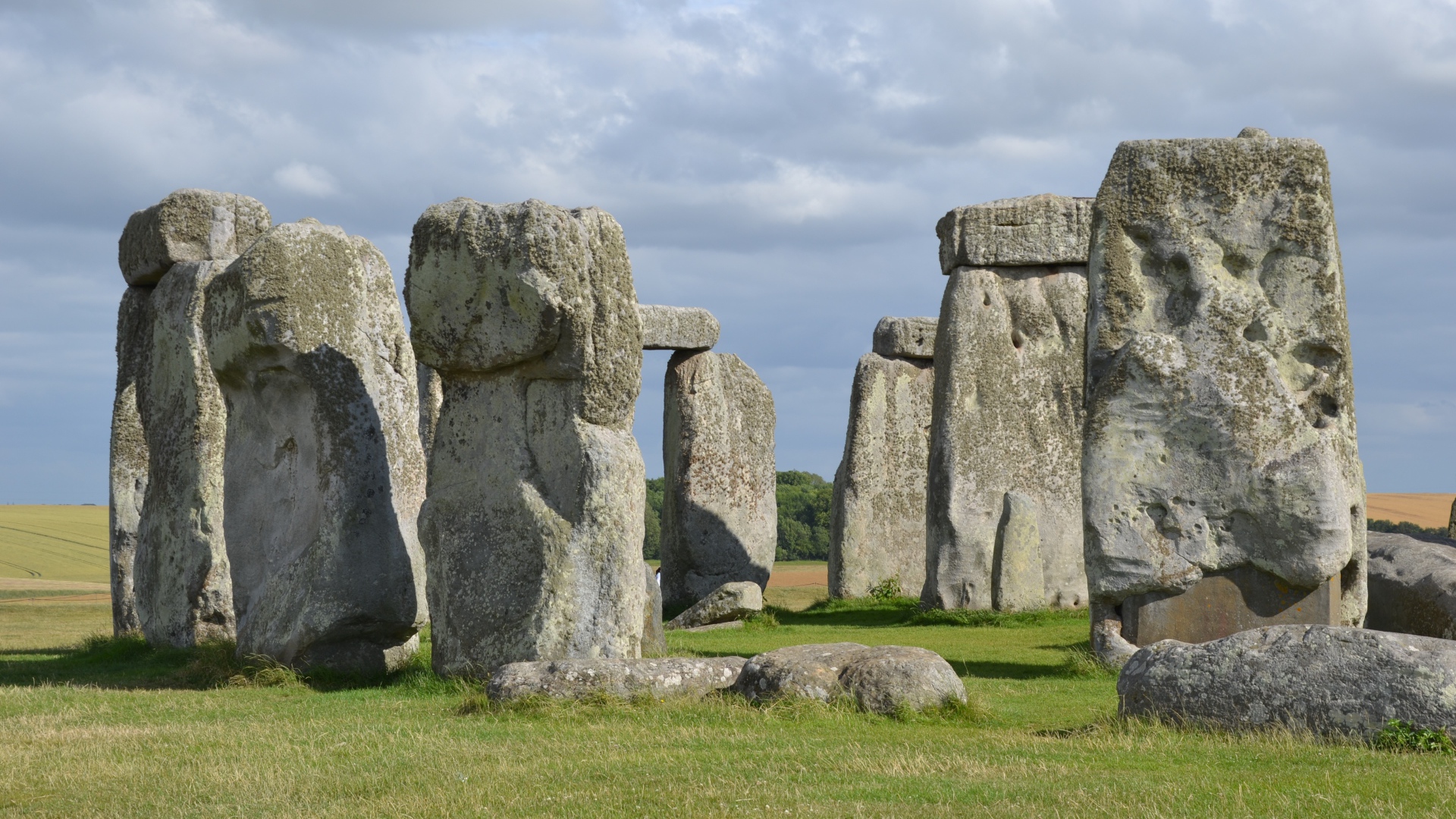 Каменное сооружение  стоунхендж под небом с облаками 