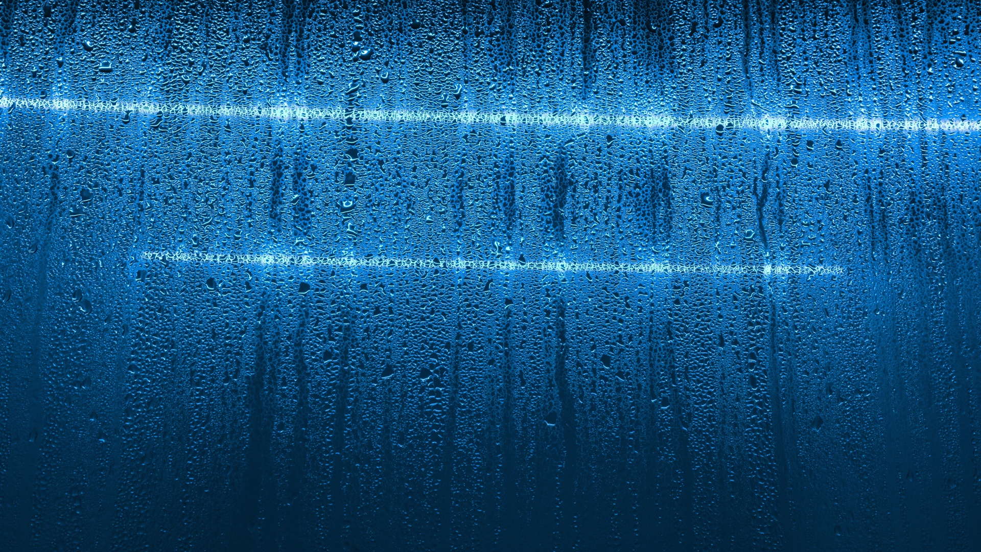Мокрая голубая стена с белыми линиями