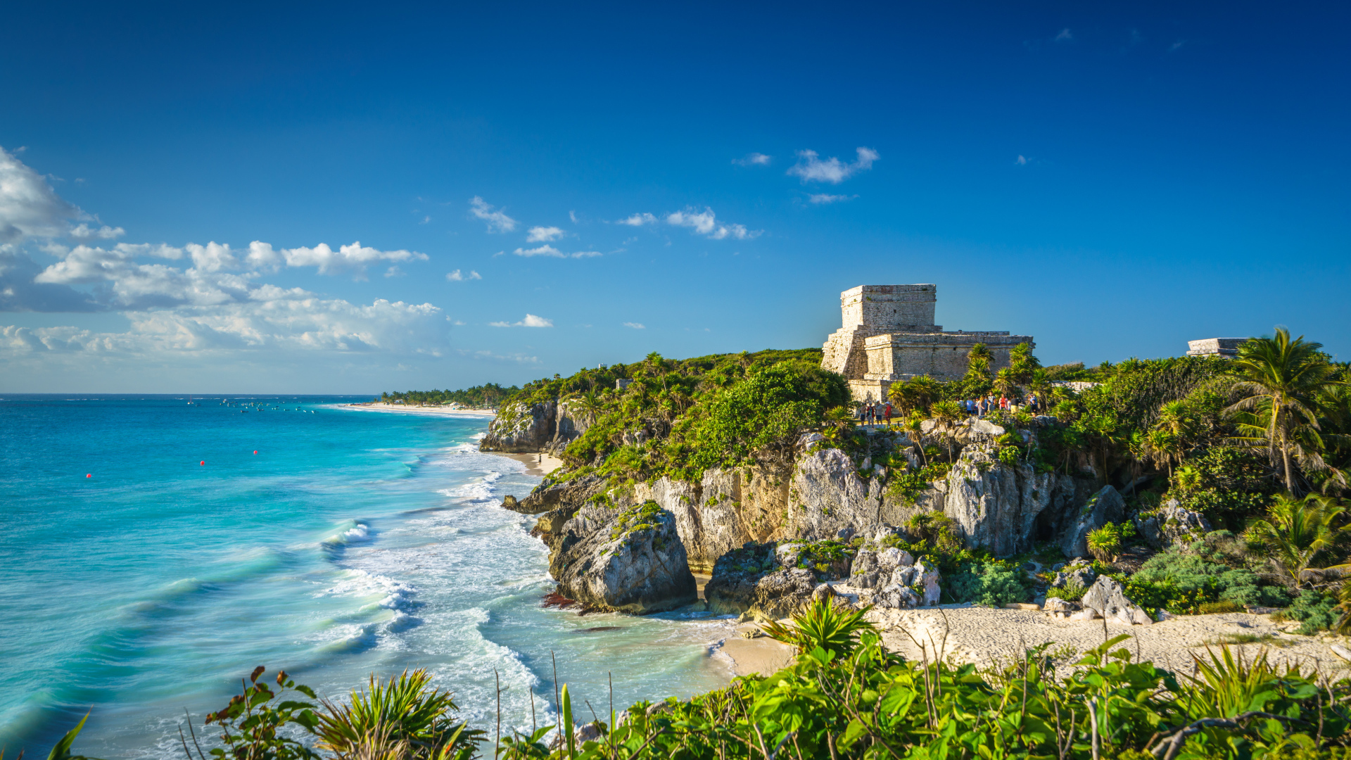 Голубая вода океана на скалистом побережье Мехико 