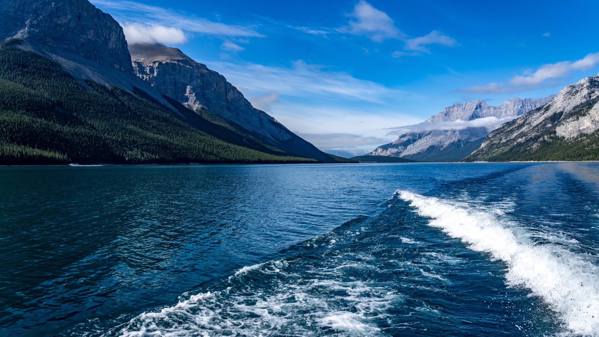 Озеро Минневанка на фоне гор под голубым небом, Канада