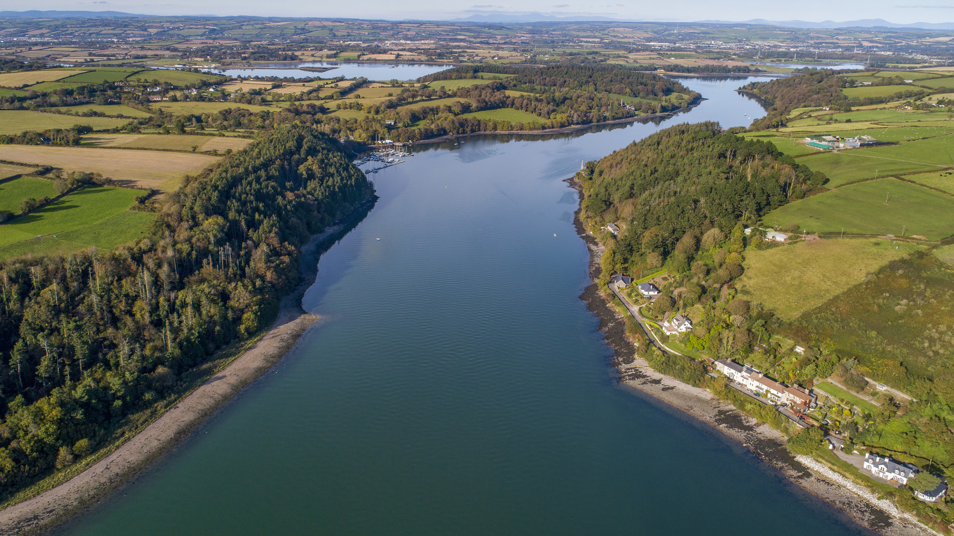 Вид с высоты на широкую реку 
