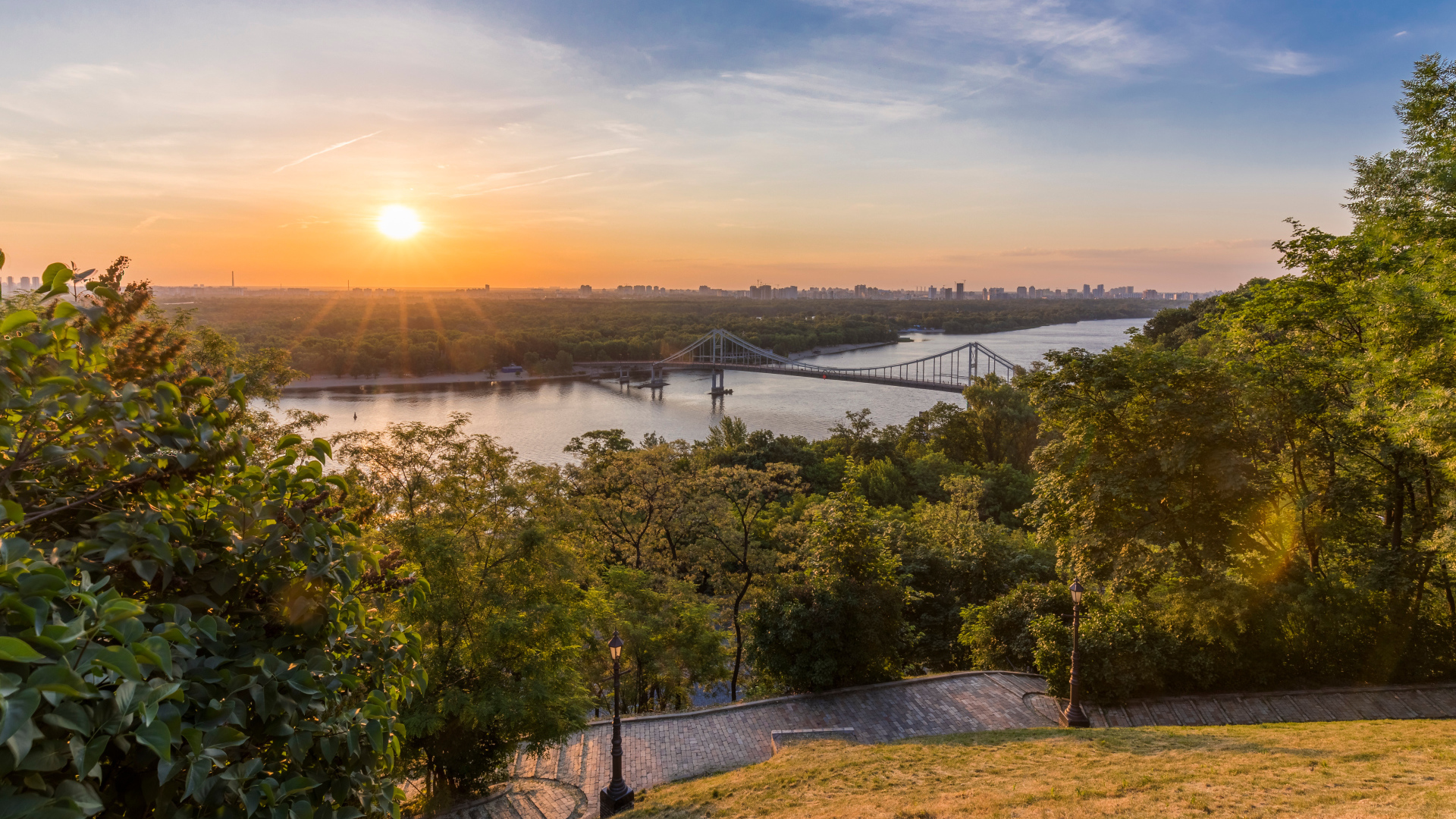 Вид на восход солнца над рекой Днепр в парке