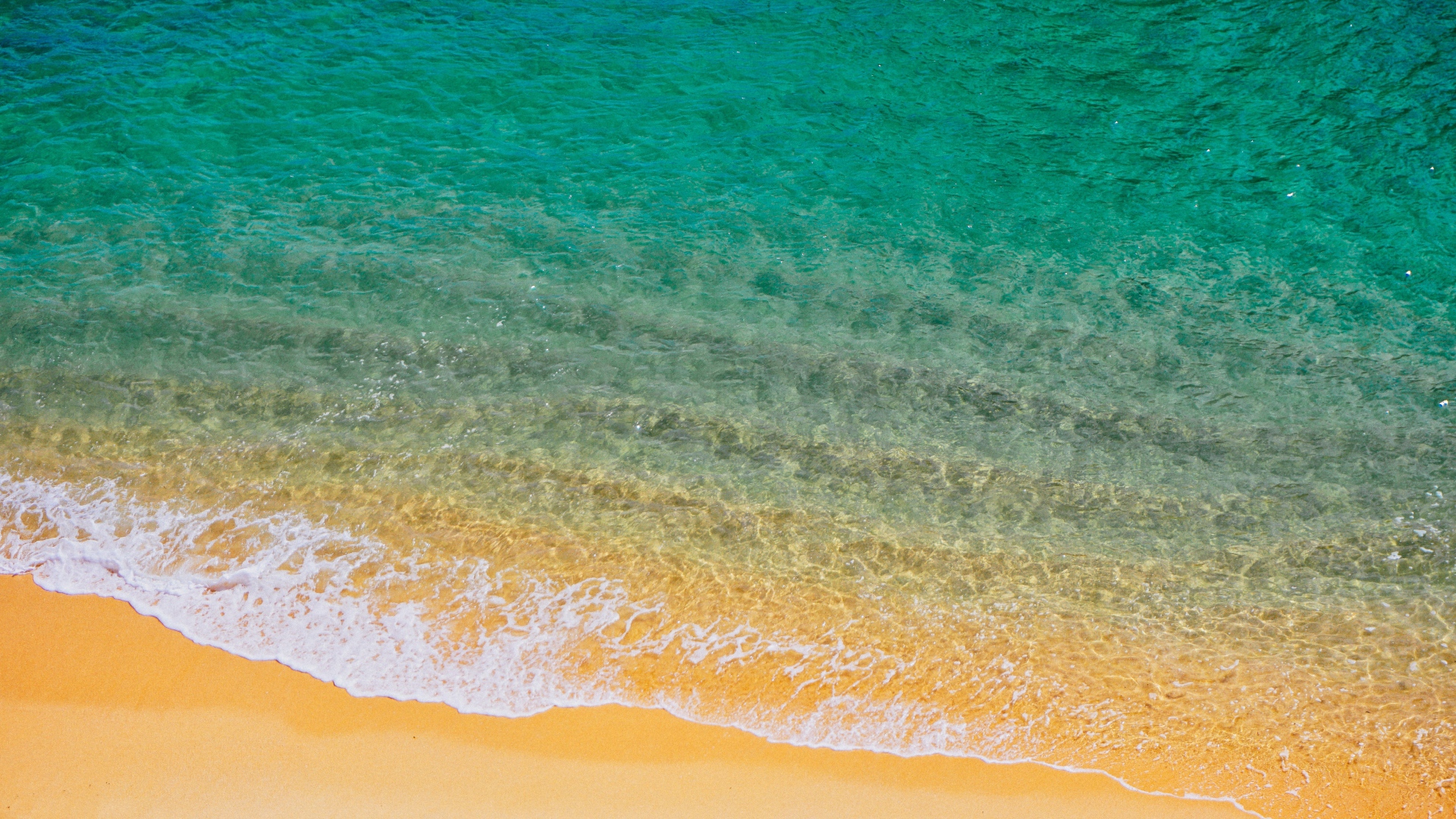 Голубая вода на желтом морском песке