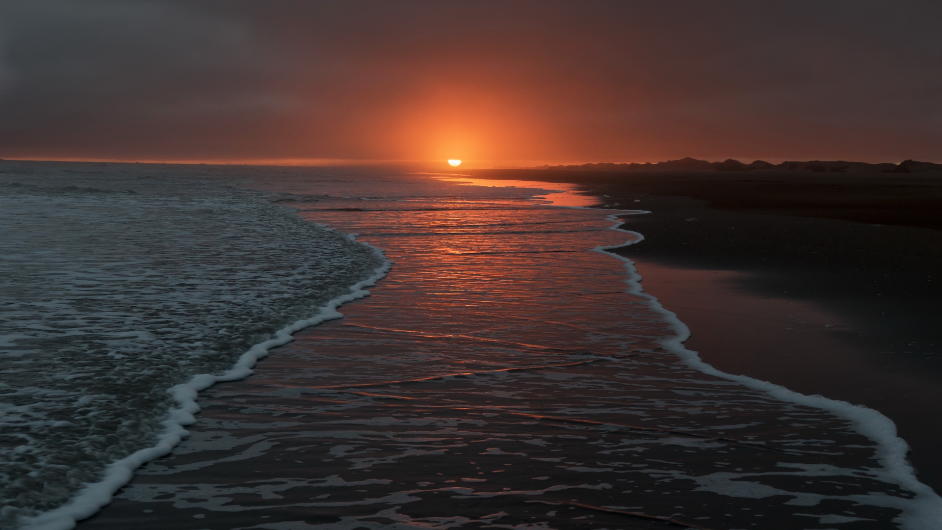 Тихие волны на берегу моря на закате