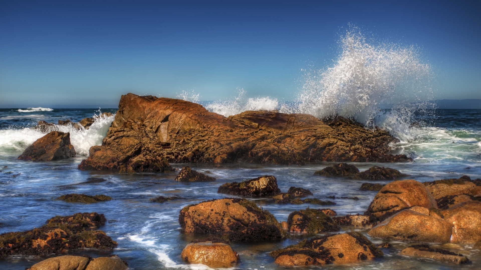 Бурные морские волны бьются об камни 