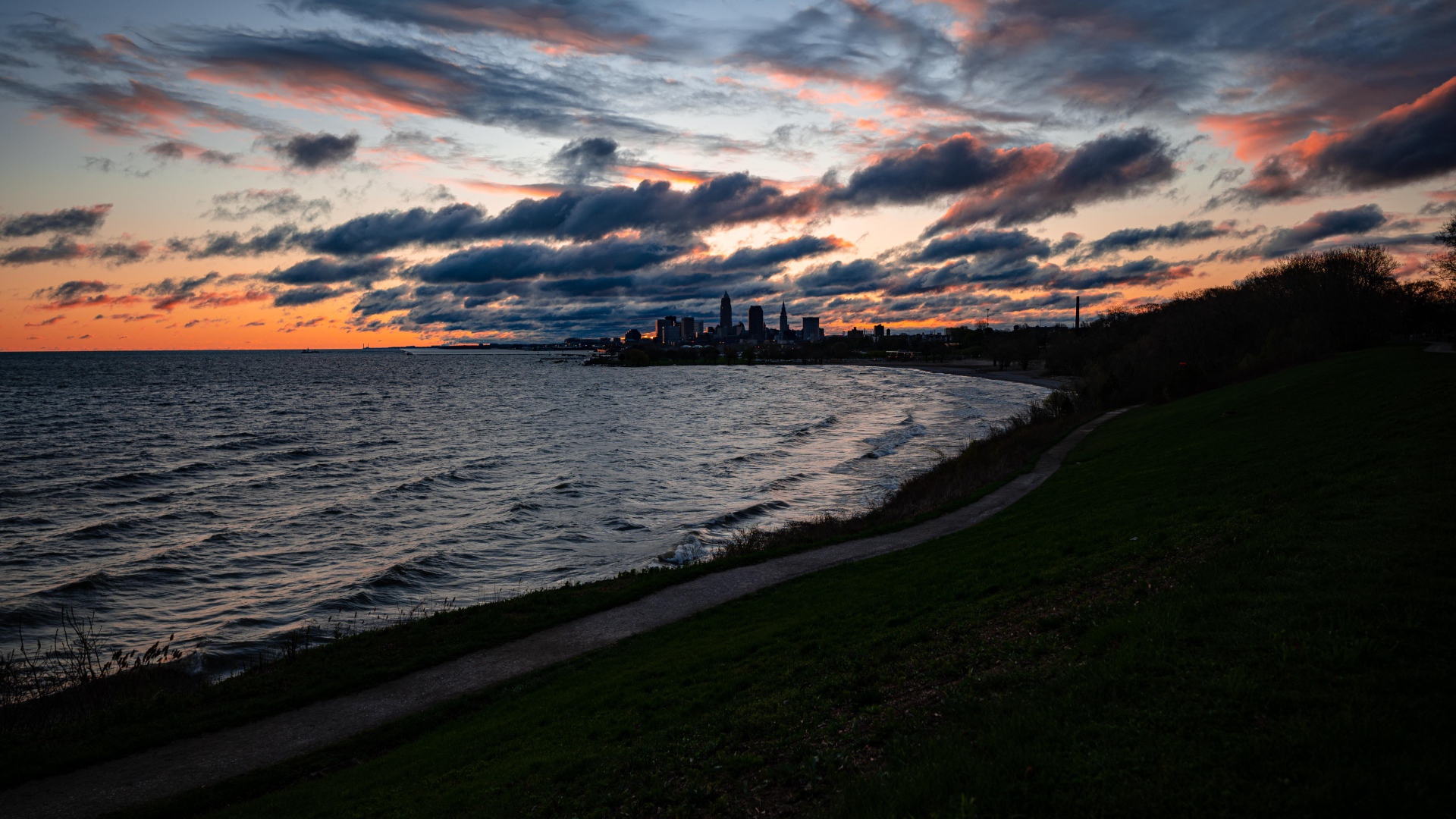 Грозовые облака низко над морем