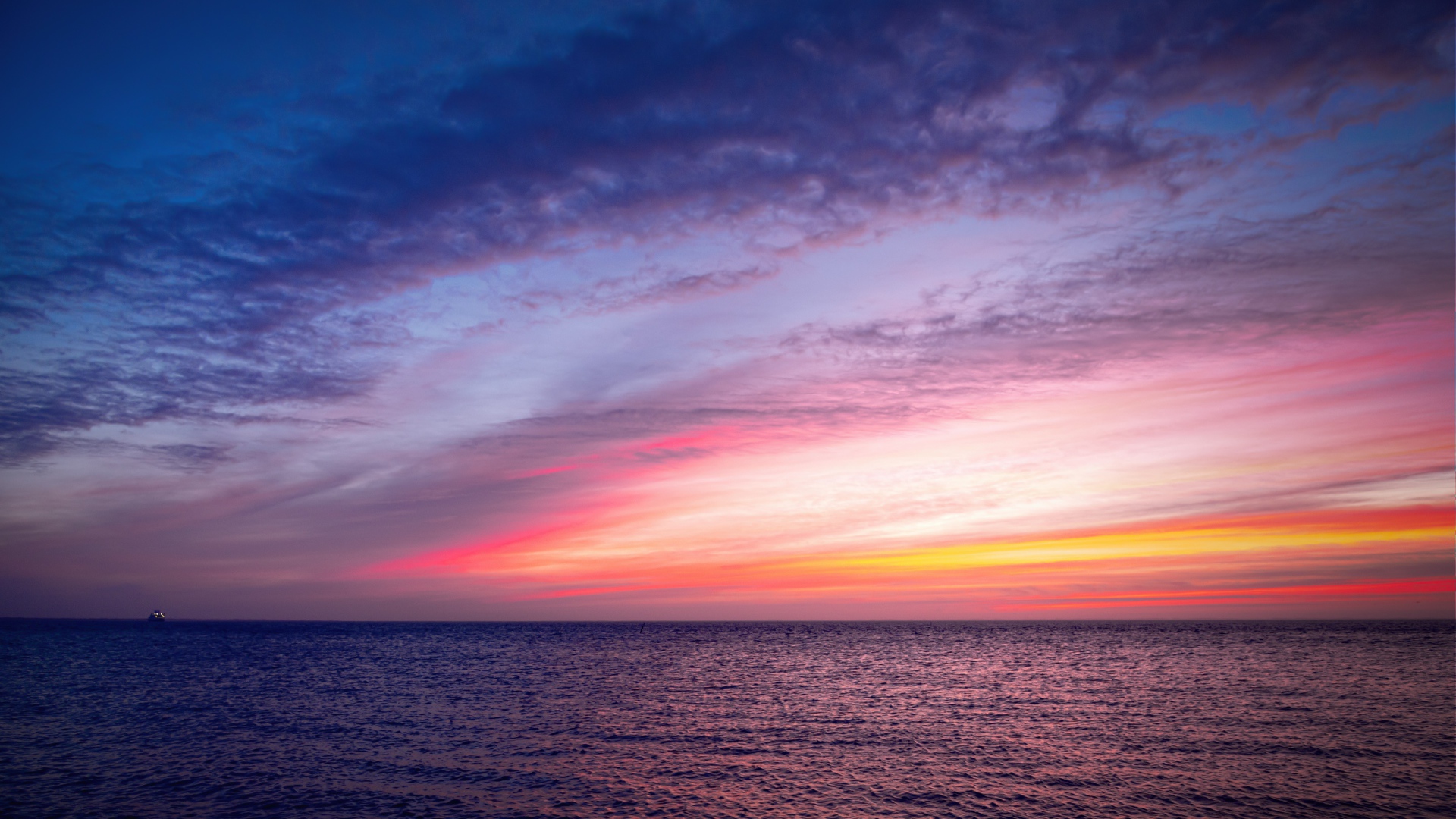 Бескрайнее спокойное море на закате солнца