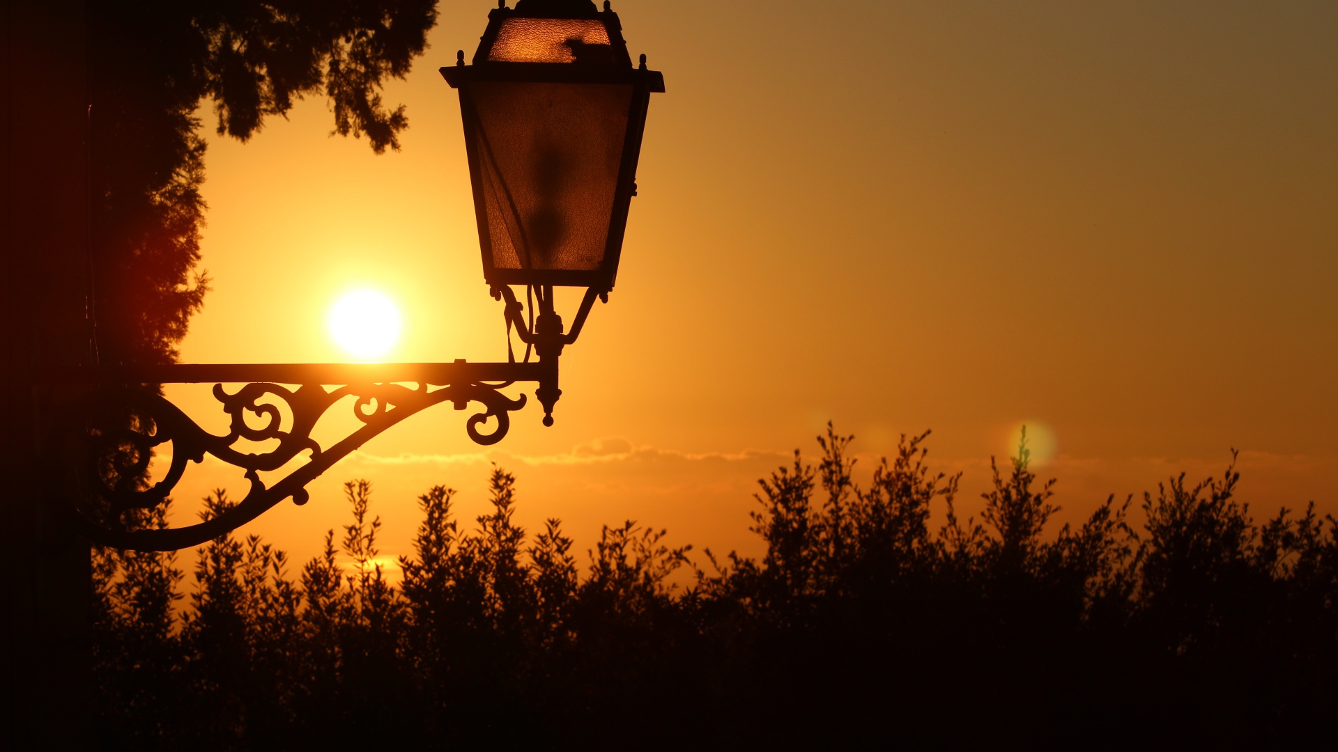 Фонарь на дома на закате солнца