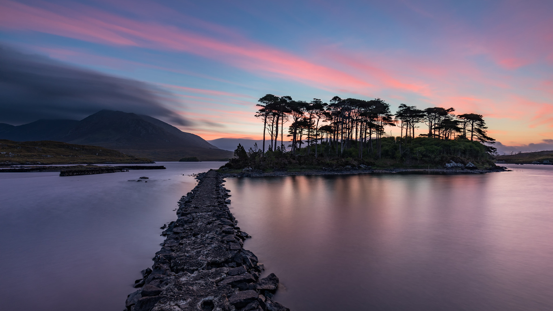 Дорога ведет к острову на фоне голубого заката