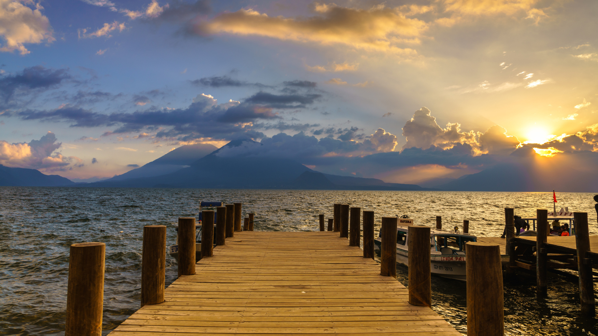 Деревянный мост в море на закате солнца 