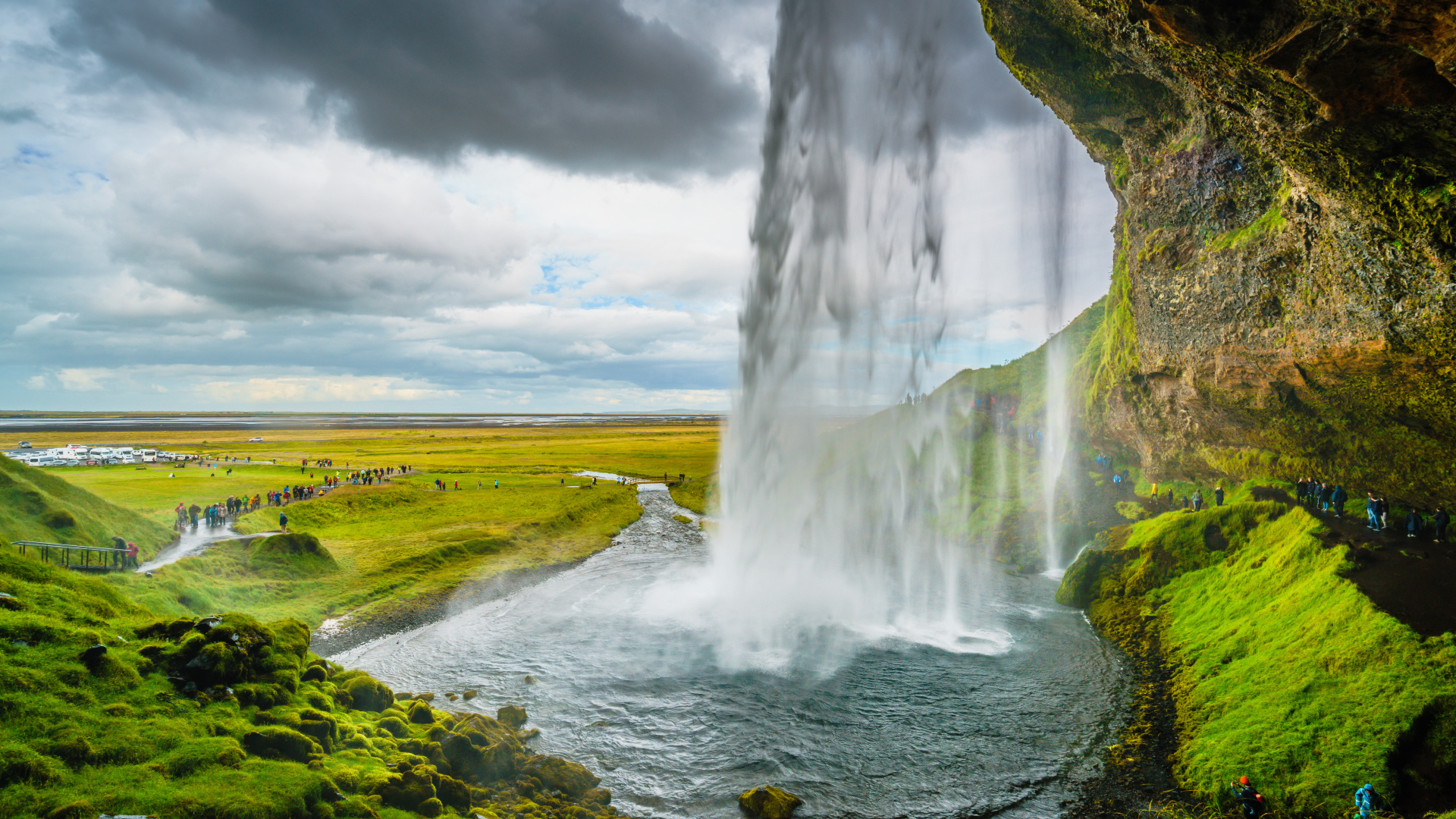 Водопад в Исландии стекает со скалы 